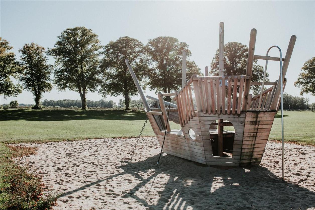 Recreatiepark Jachthaven De Veerstal Lathum - Luxe Chalet Esterno foto