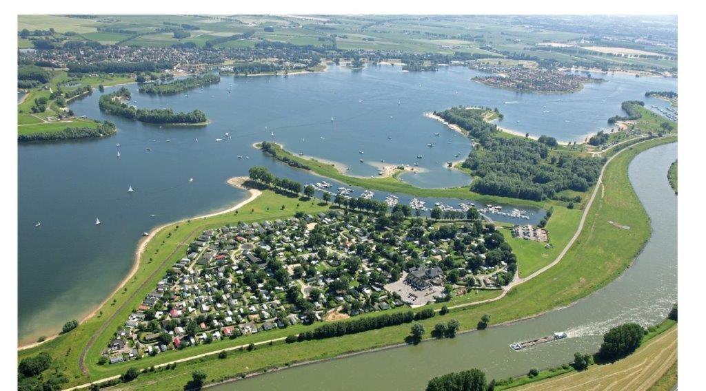 Recreatiepark Jachthaven De Veerstal Lathum - Luxe Chalet Esterno foto