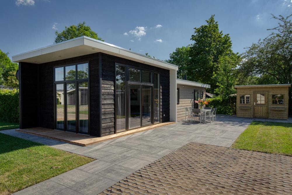 Recreatiepark Jachthaven De Veerstal Lathum - Luxe Chalet Esterno foto