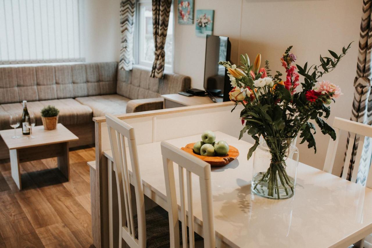 Recreatiepark Jachthaven De Veerstal Lathum - Luxe Chalet Esterno foto